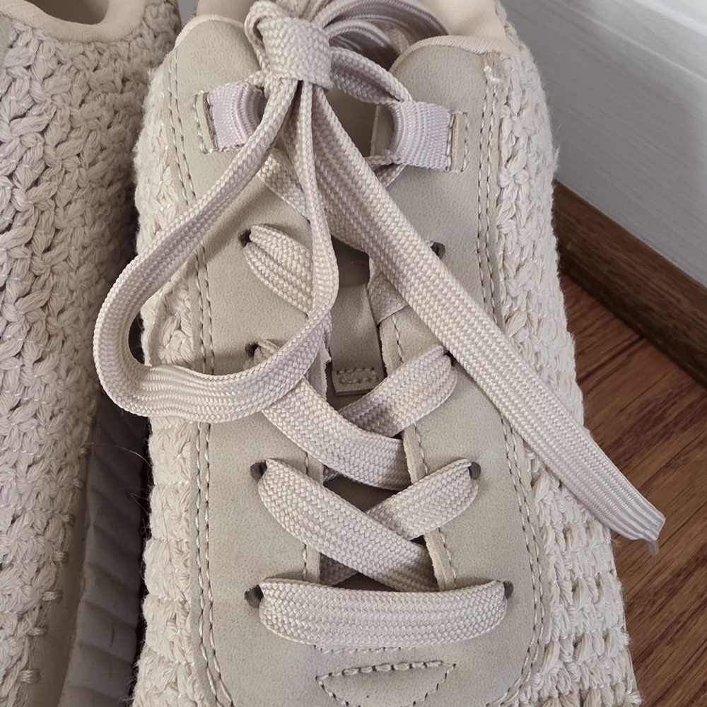 Dolce Vita Frida Sneakers - Picture 5 of 6